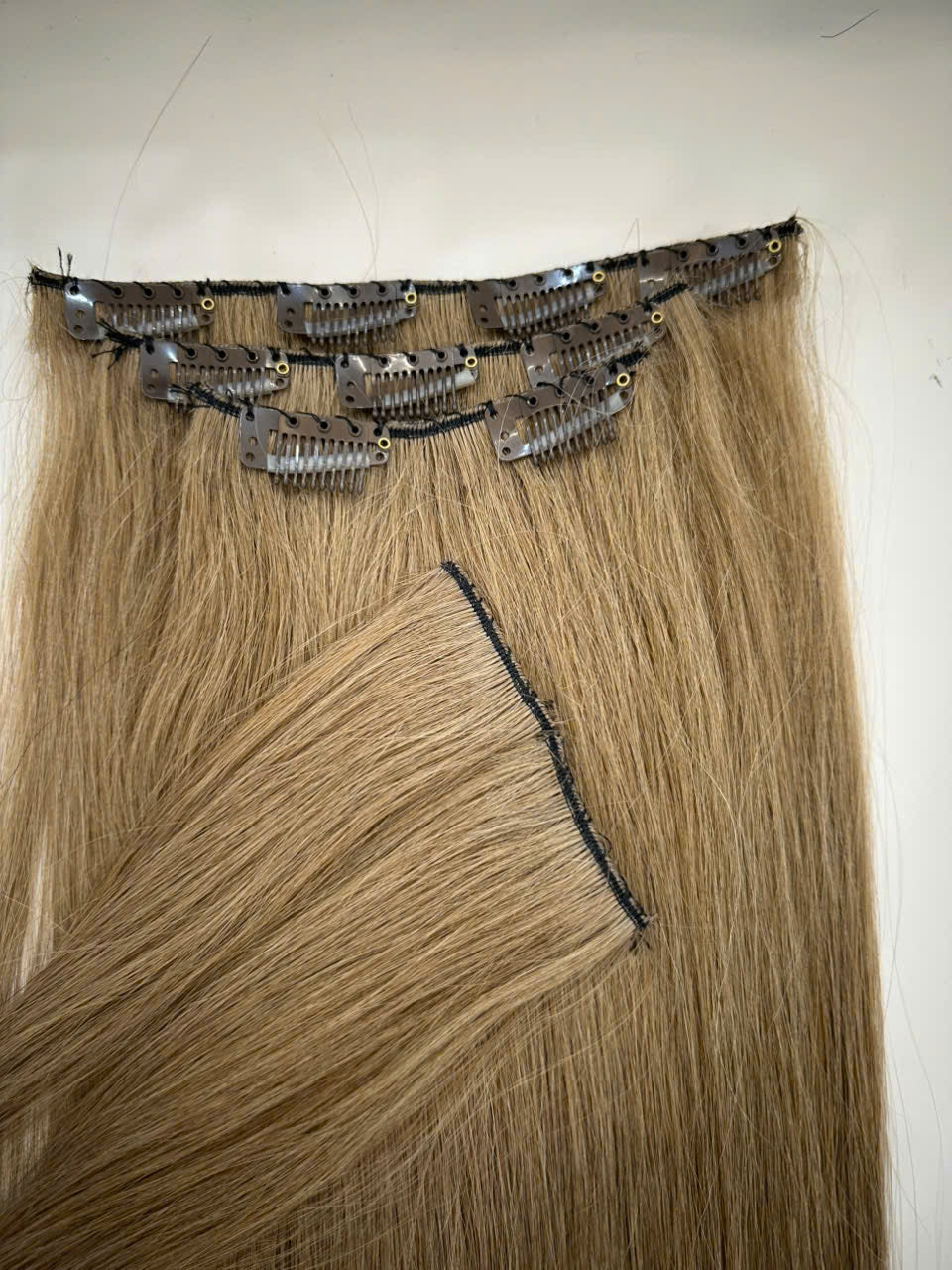 CLIP-IN HAIR EXTENSIONS, STRAIGHT AND NATURAL WITH HUMAN HAIR. CLIHAIR03
