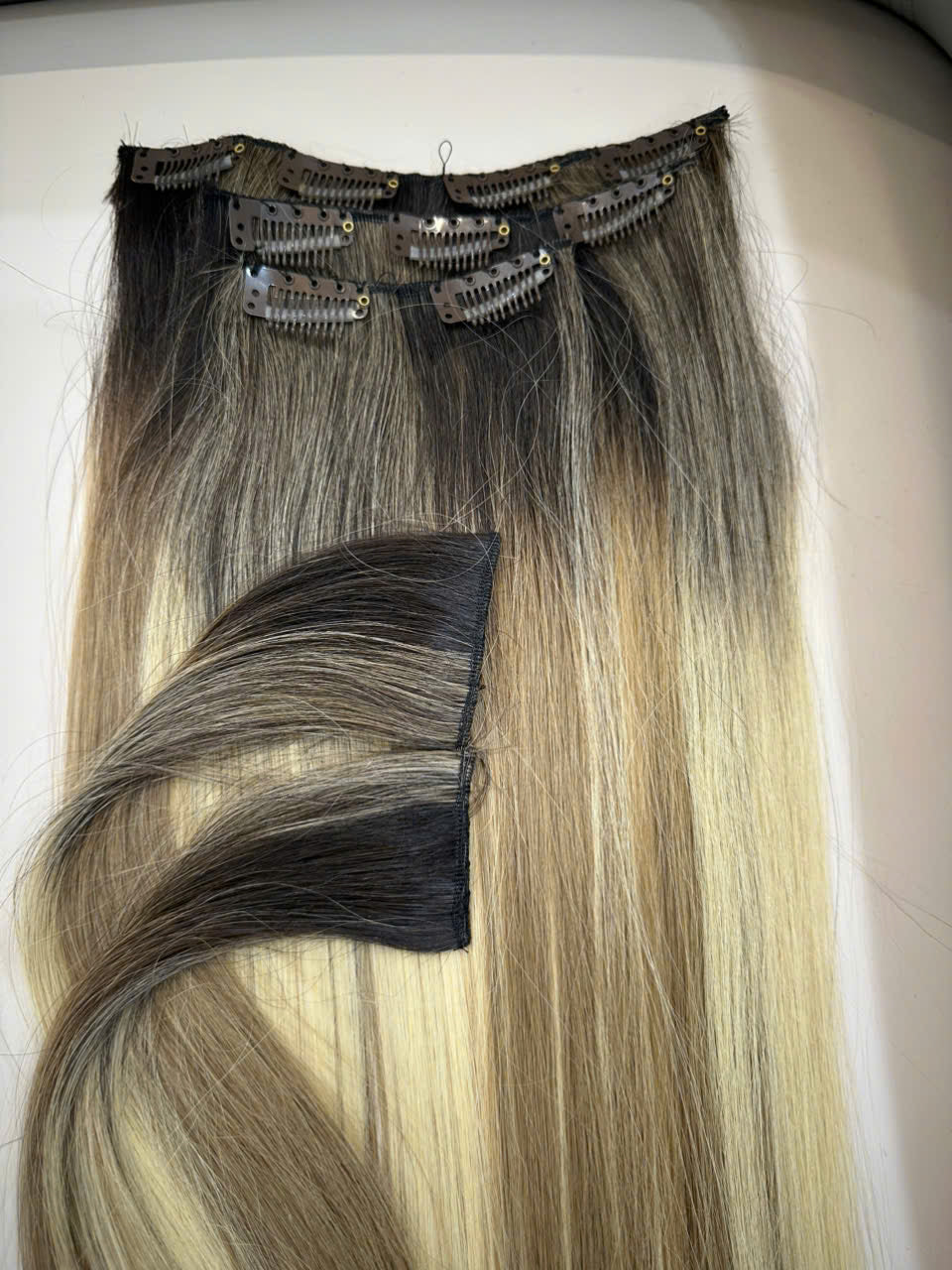CLIP-IN HAIR EXTENSIONS, STRAIGHT AND NATURAL WITH HUMAN HAIR. CLIHAIR01