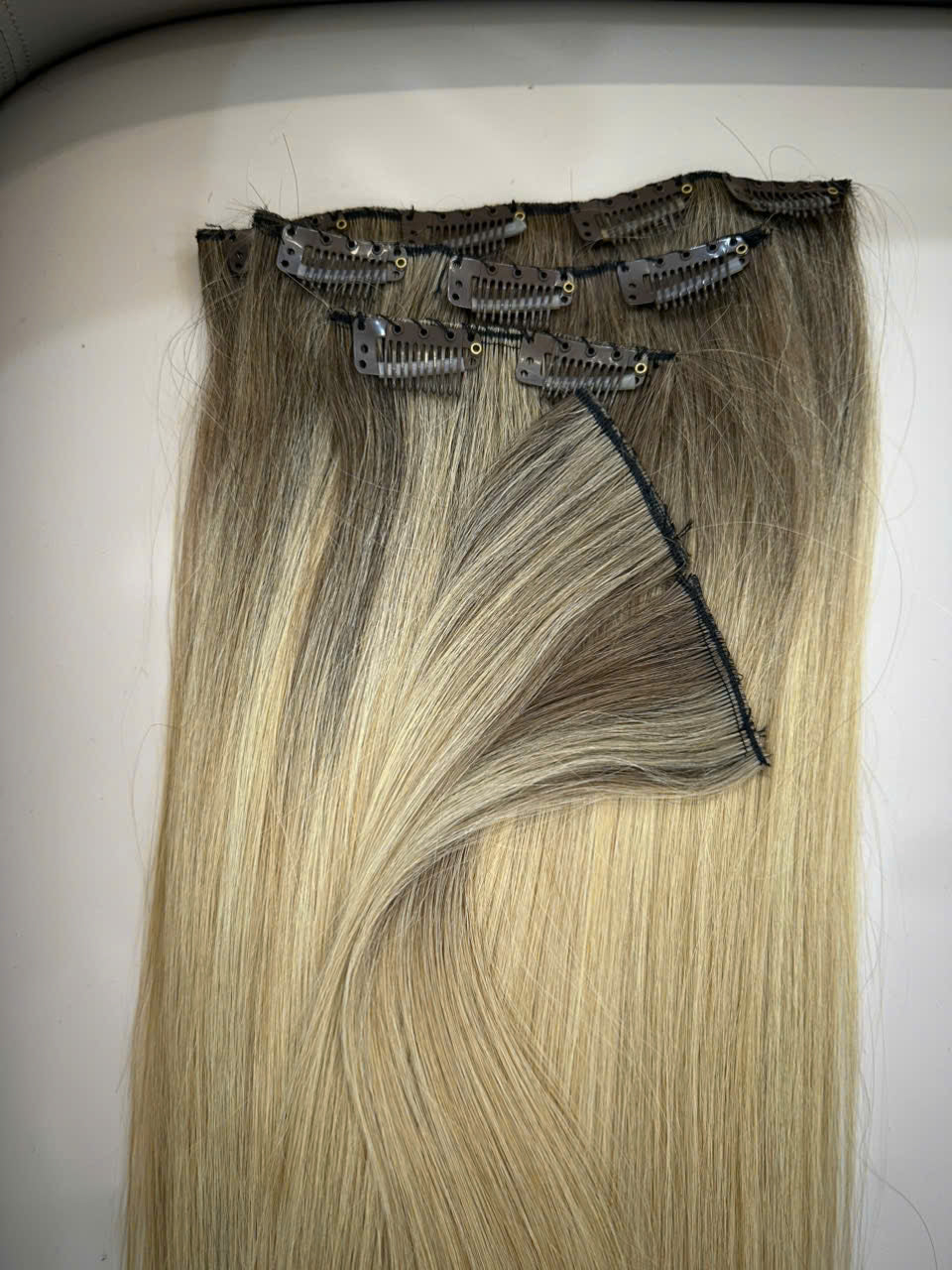CLIP-IN HAIR EXTENSIONS, STRAIGHT AND NATURAL WITH HUMAN HAIR. CLIHAIR01