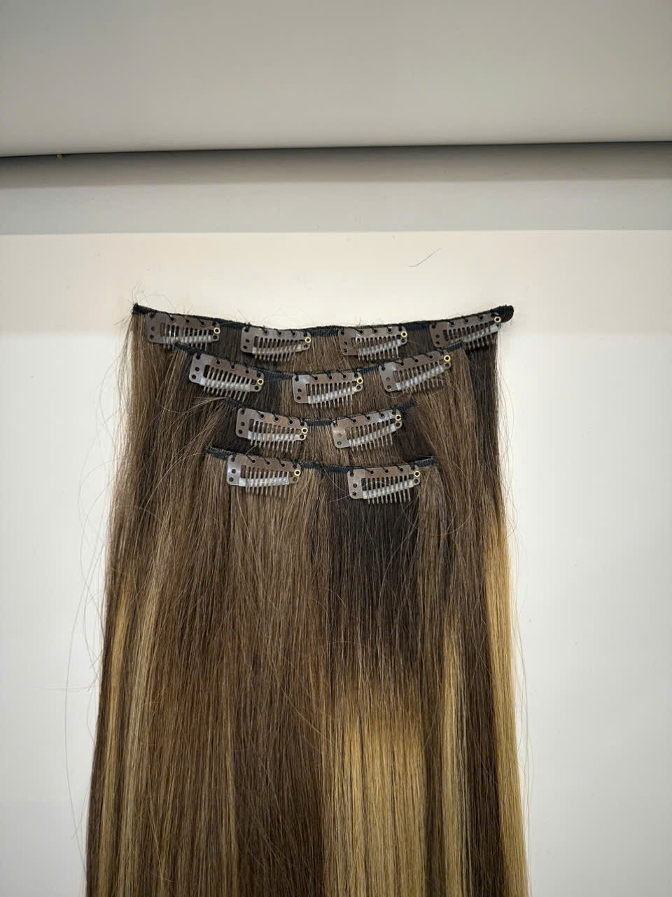CLIP-IN HAIR EXTENSIONS, STRAIGHT AND NATURAL WITH HUMAN HAIR. CLIHAIR02