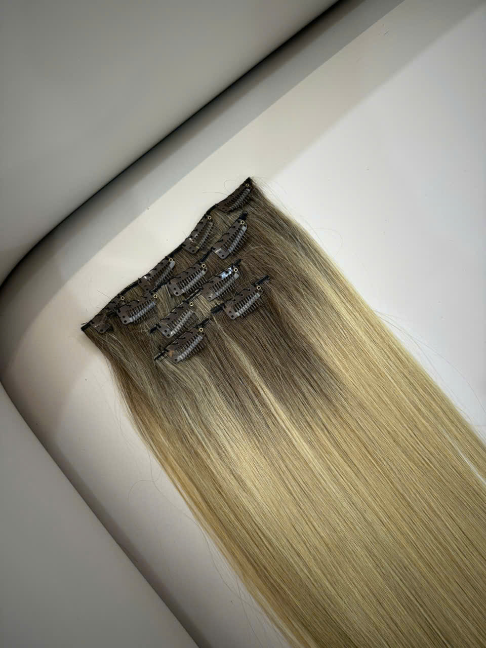 CLIP-IN HAIR EXTENSIONS, STRAIGHT AND NATURAL WITH HUMAN HAIR. CLIHAIR01