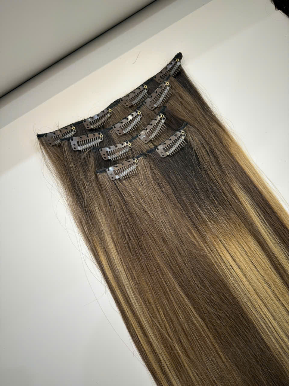 CLIP-IN HAIR EXTENSIONS, STRAIGHT AND NATURAL WITH HUMAN HAIR. CLIHAIR02