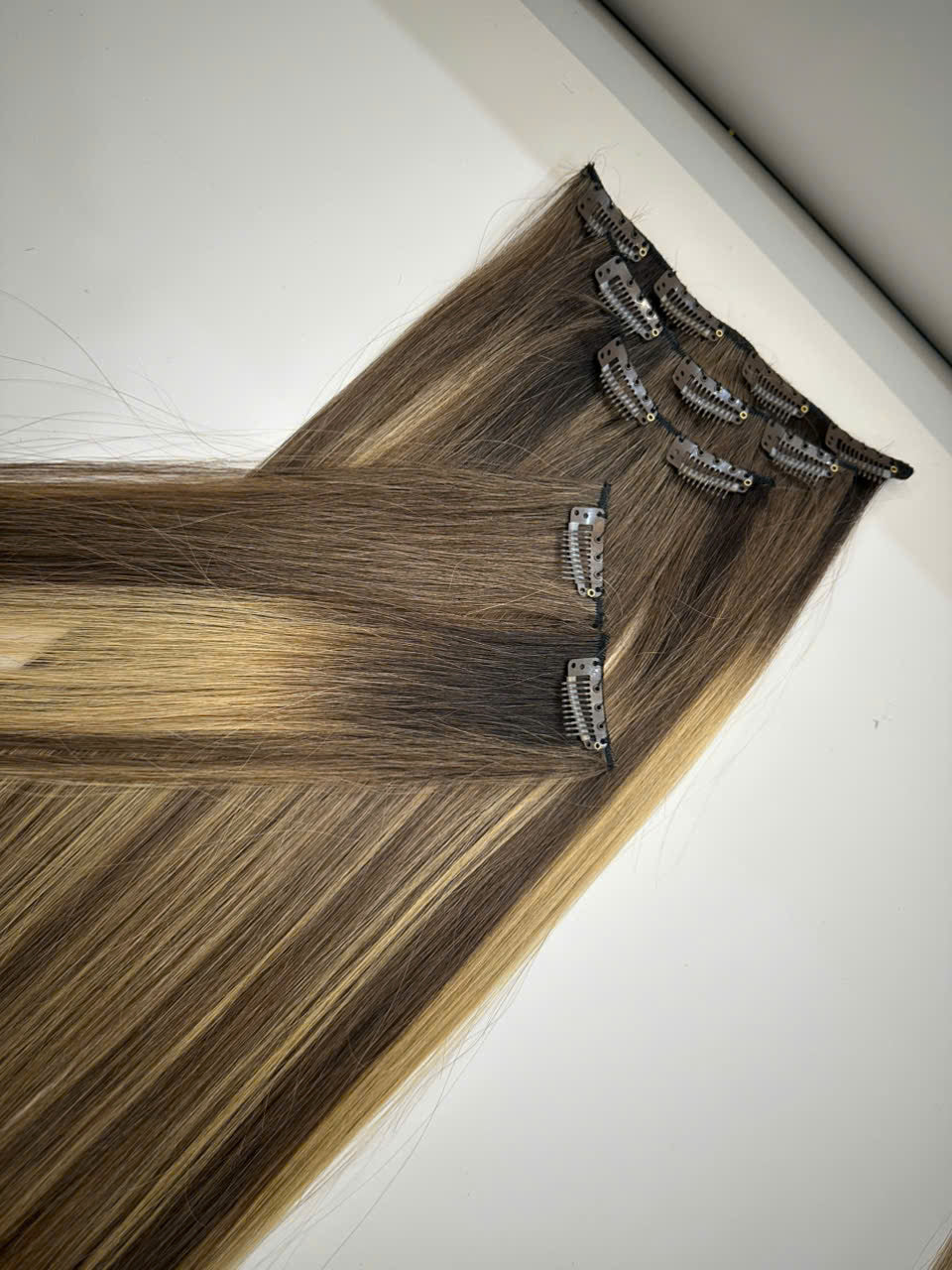 CLIP-IN HAIR EXTENSIONS, STRAIGHT AND NATURAL WITH HUMAN HAIR. CLIHAIR02