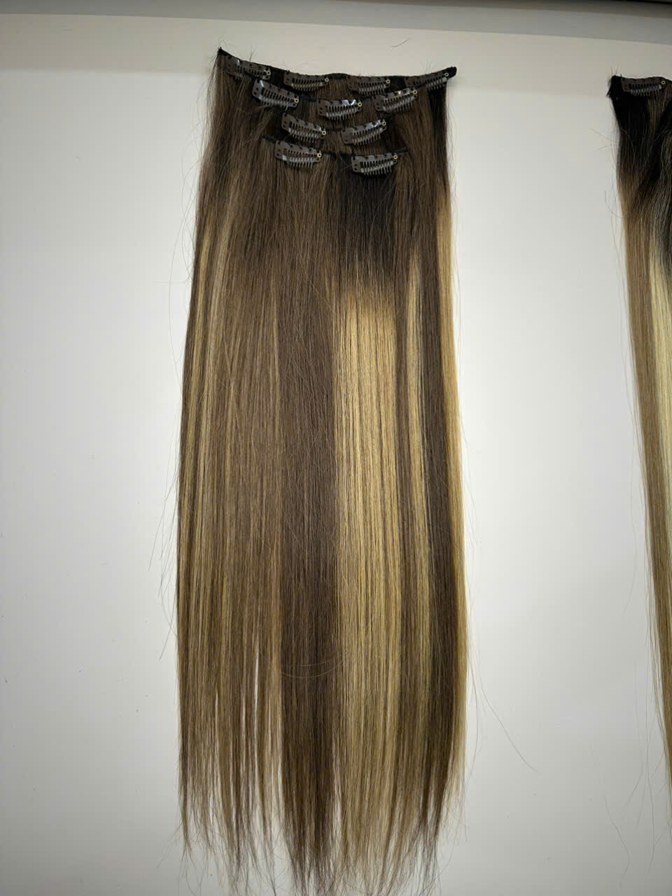 CLIP-IN HAIR EXTENSIONS, STRAIGHT AND NATURAL WITH HUMAN HAIR. CLIHAIR02