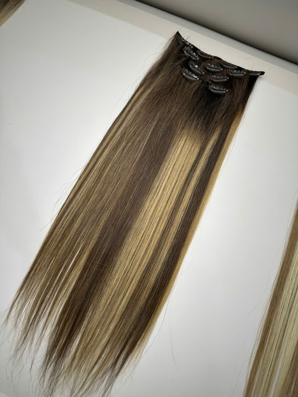 CLIP-IN HAIR EXTENSIONS, STRAIGHT AND NATURAL WITH HUMAN HAIR. CLIHAIR02