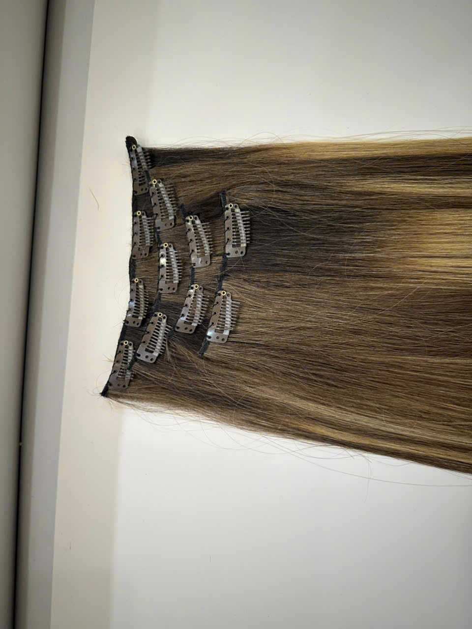 CLIP-IN HAIR EXTENSIONS, STRAIGHT AND NATURAL WITH HUMAN HAIR. CLIHAIR02