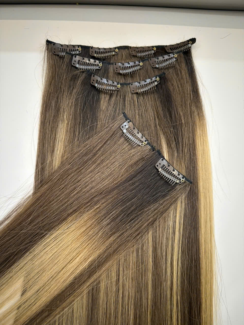 CLIP-IN HAIR EXTENSIONS, STRAIGHT AND NATURAL WITH HUMAN HAIR. CLIHAIR02